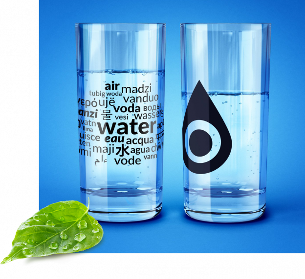 wasserglas mit blatt